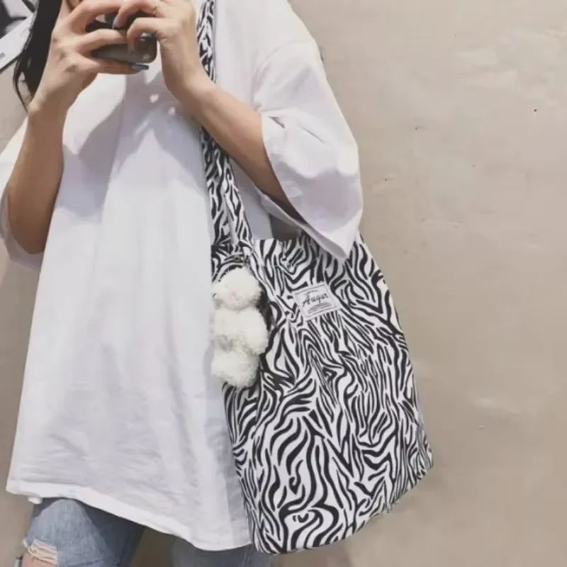 Fashionable Printed Canvas Shoulder Tote Bag for Everyday Style & Shopping - Image 4